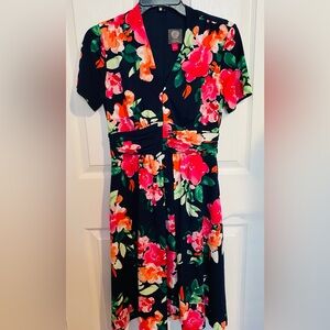 Vince Camuto navy blue and Floral Midi Dress with pockets .ruched waist
